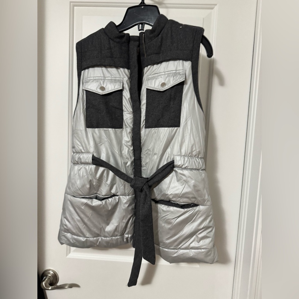 NWT INTROPIA Stylish Women's Gray and silver Puffer Vest